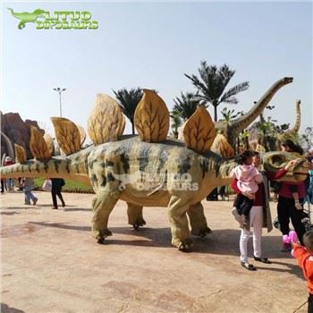 Stégosaure de dinosaure marchant